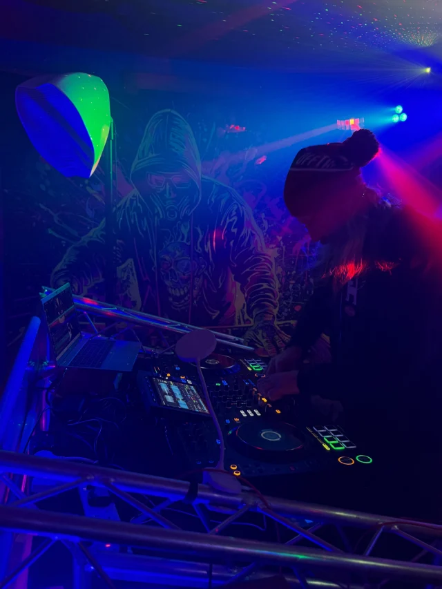Quality night with the FunkedUp⬆️ crew at the @perran_deck. Great sets by all the dj’s in an intimate, buzzing venue. Thanks for having us guys! #thedeck #funkedup #voidacoustics #eventhire #prosound